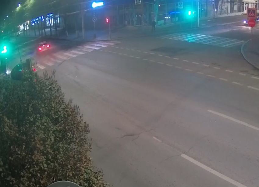 Столкновение иномарок в центре Волгограда попало на видео: есть раненые