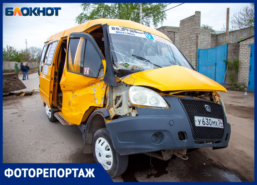 Маршрутка разбилась о кофш трактора в Волжском: фото