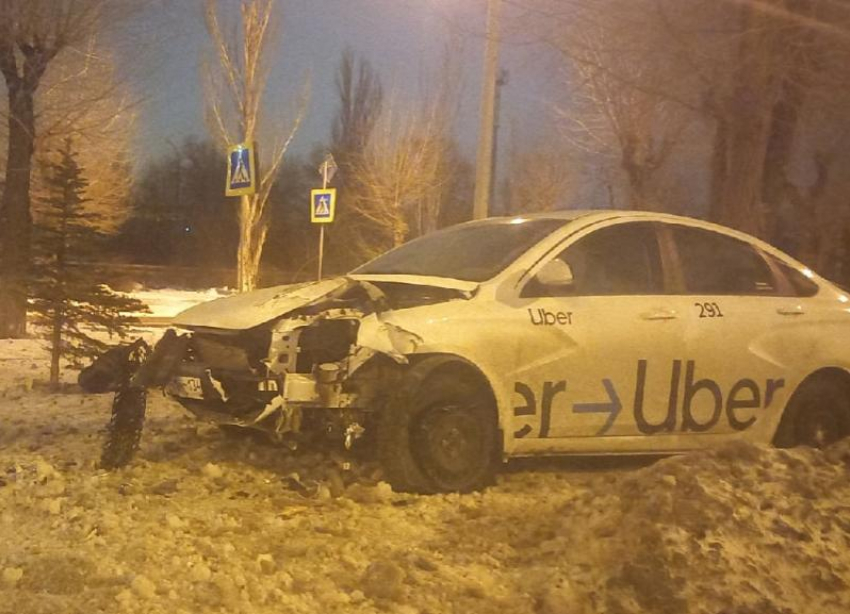 Автомобиль такси превратился в «хлам» после столкновения с деревом в Волжском