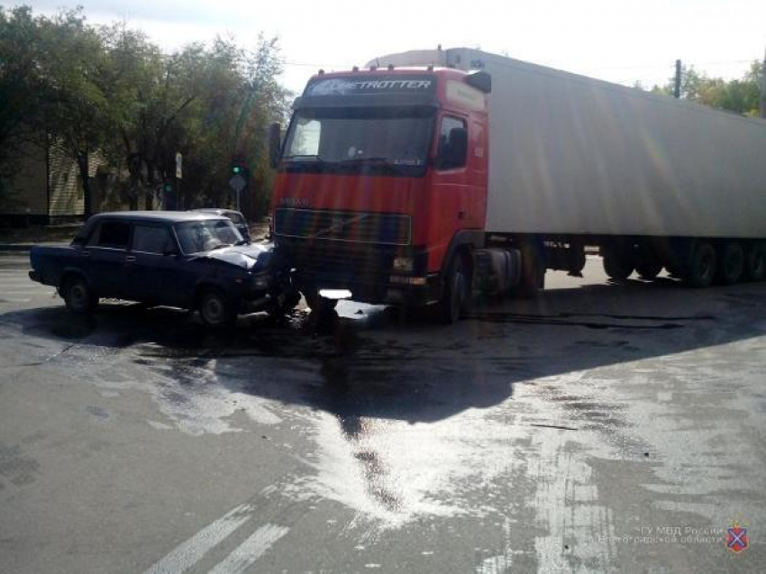 Водитель и пассажирки «семерки» пострадали в ДТП с фурой в Волжском