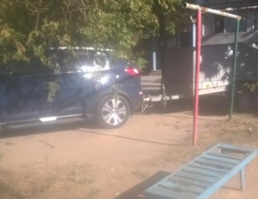 Волжские автохамы разошлись - водитель нагрубил сделавшей ему замечание маме с ребёнком