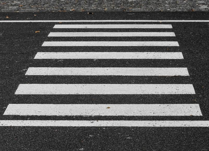 Сбил волжанку на пешеходном переходе: пострадавшей потребовалась помощь медиков