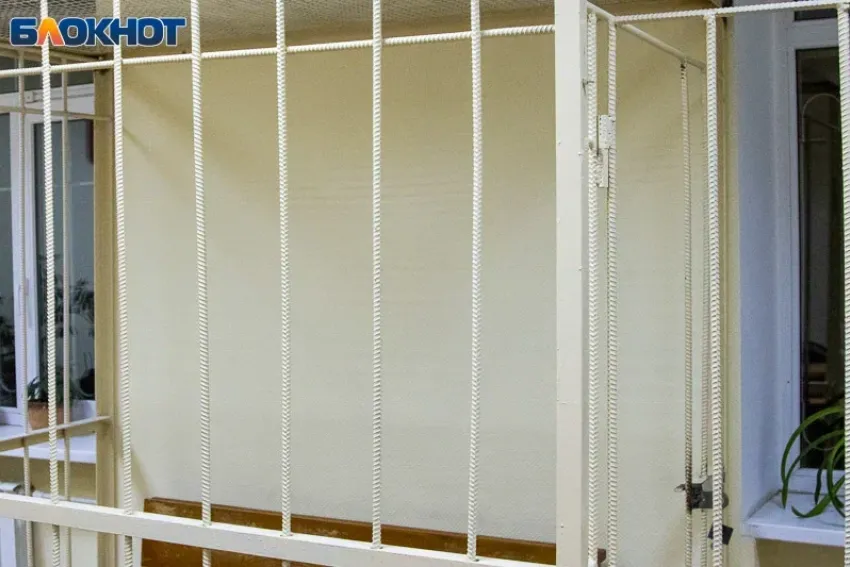 Заключенный ИК в Волжском порезал инспектора осколками телефона