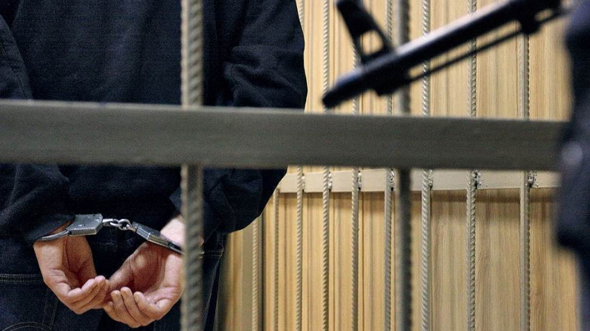 Житель Волжского обвиняется в изнасиловании двух 7-летних девочек