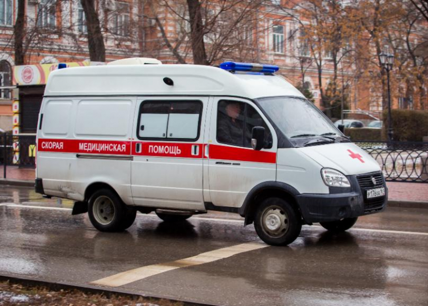 Два человека пострадали: легковушка въехала в стоящий ГАЗ в Волжском