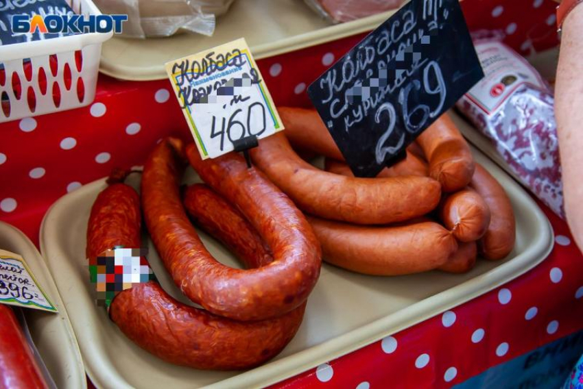 «Волжский мясокомбинат» обвинили в краже логотипа чужой колбасы