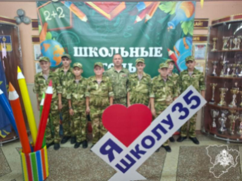 В школе №35 Волжского первоклассников посвятили в росгвардейцы