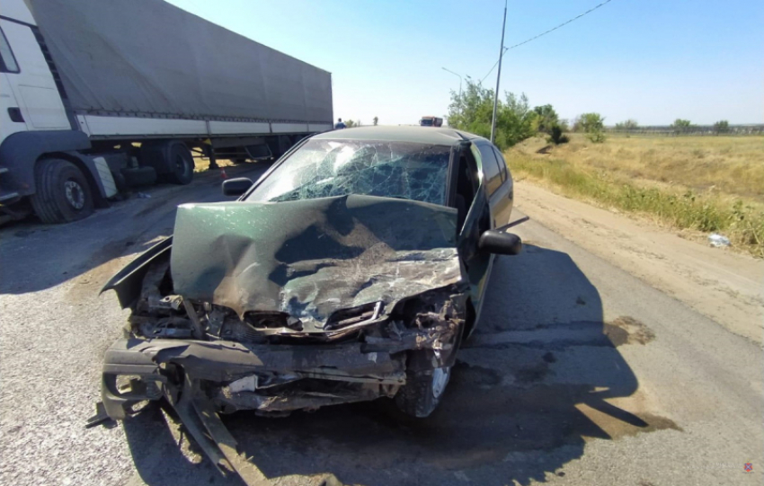 На юге Волгограда пострадали три человека в ДТП с грузовиком
