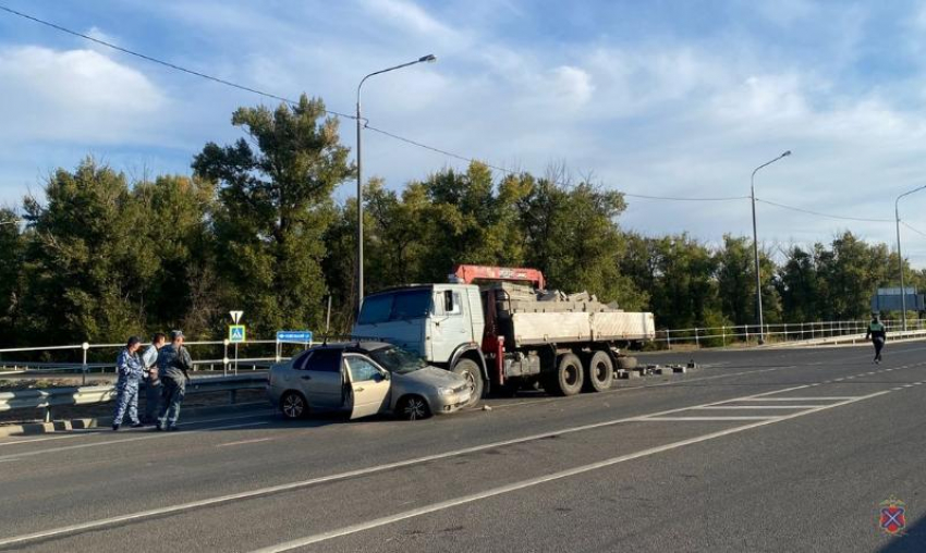 Близ Волжского произошло столкновение с КАМАЗом