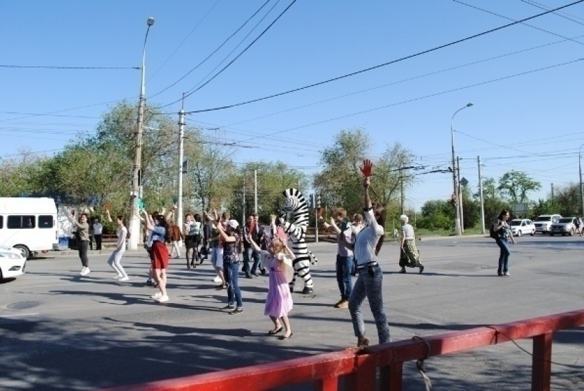 На севере Волгограда студенты устроили танцы на проезжей части 