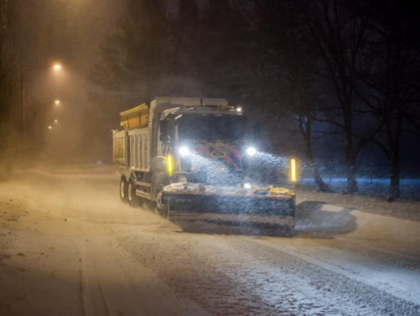 Коммунальщики всю ночь расчищали снег в Волжском