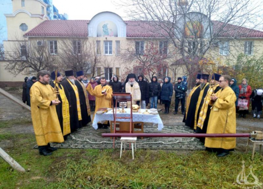 В Волжском освятили купол для крестильного храма