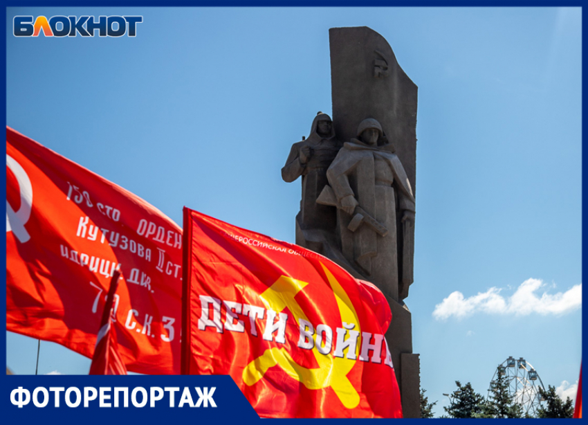 85 лет спустя: Волжский встал на колени перед памятью павших и плечом к плечу с героями СВО