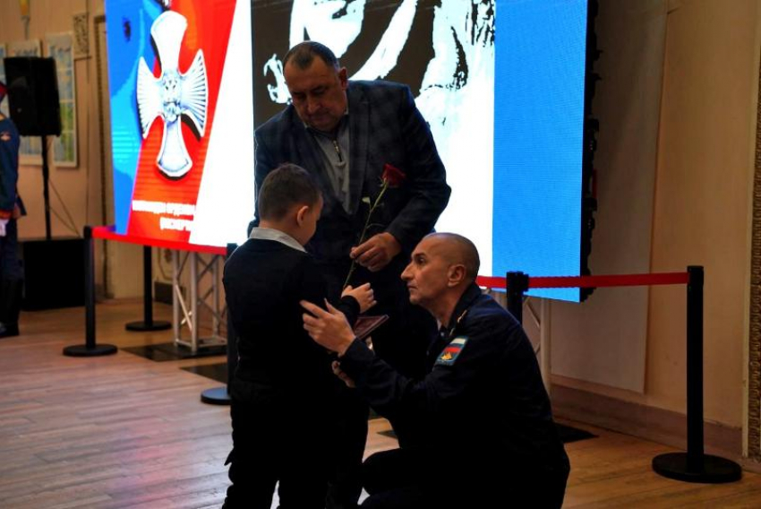 Волжский простился с героями: родным погибших в СВО воинов передали ордена Мужества и медали «За отвагу»