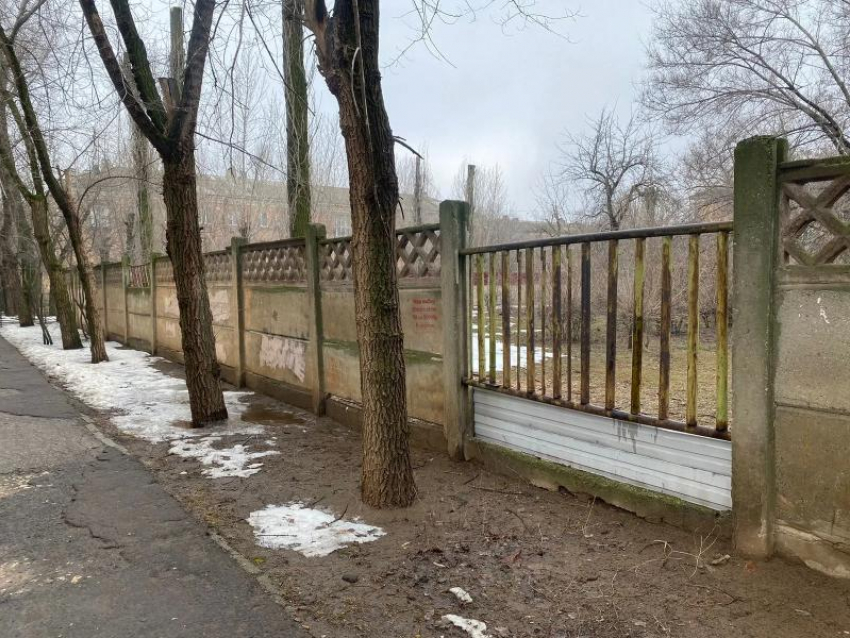 «У вас забор разваливается»: администрация Волжского контролирует ограждения социальных и коммерческих объектов