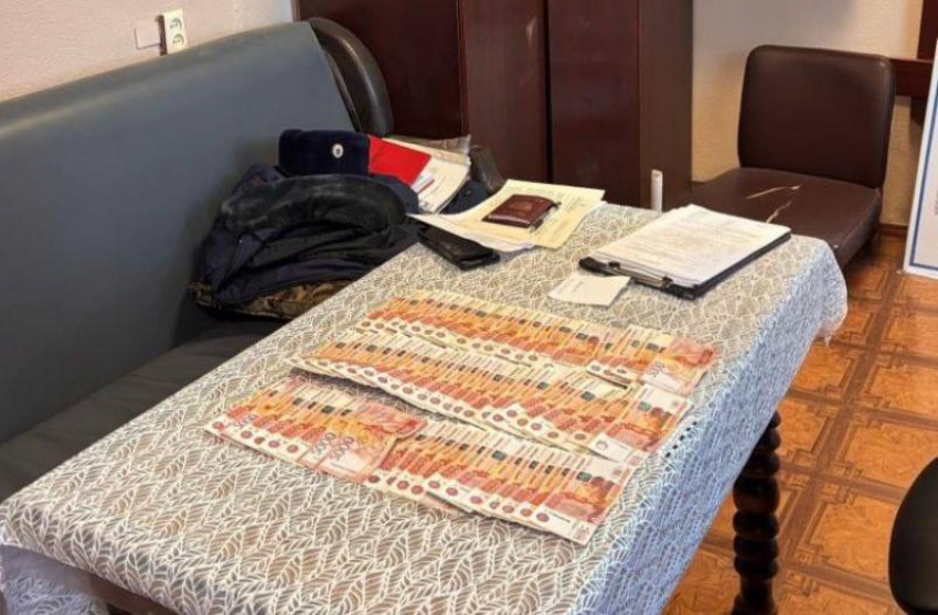 Двое родственников осужденного попытались «оплатить» УДО начальнику колонии в Волжском