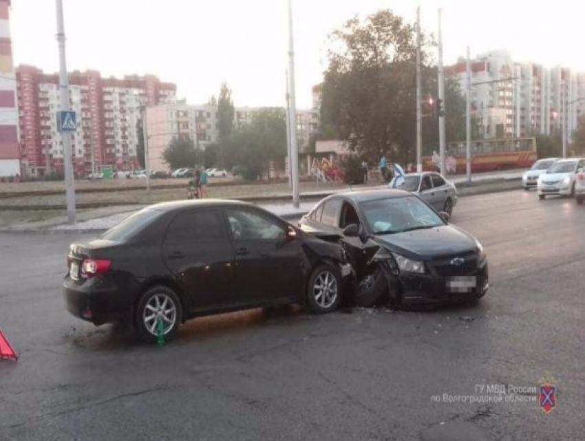 Неуступчивая девушка на Chevrolet протаранила Toyota в Волжском 