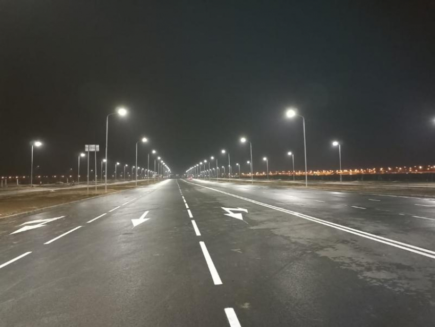 На новой дороге в Волжском установили систему освещения