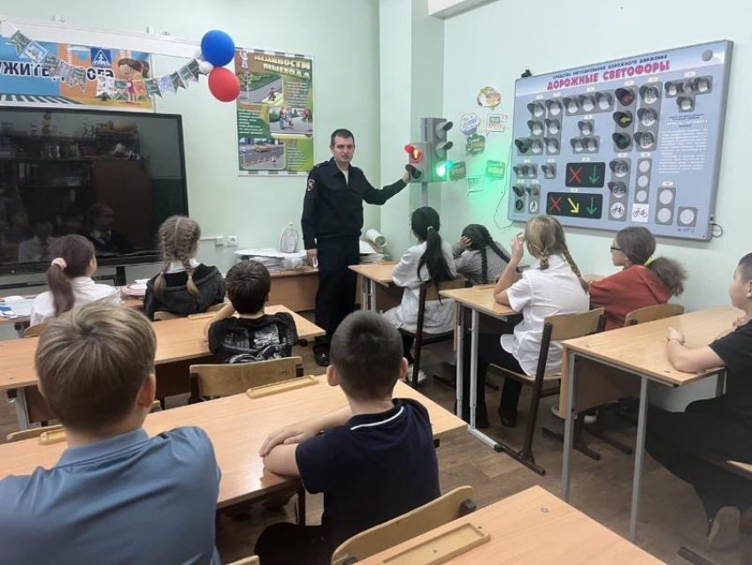 ГАИ Волжского рассказала школьникам реальные истории, где светоотражатели уберегли людей от ДТП