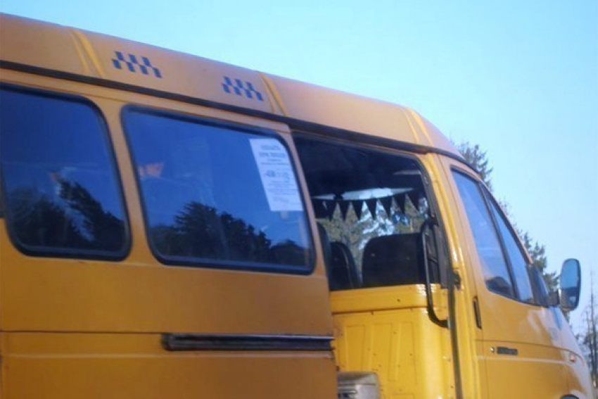 В Волжском водитель маршрутки прищемил дверью ногу 4-летнему мальчику