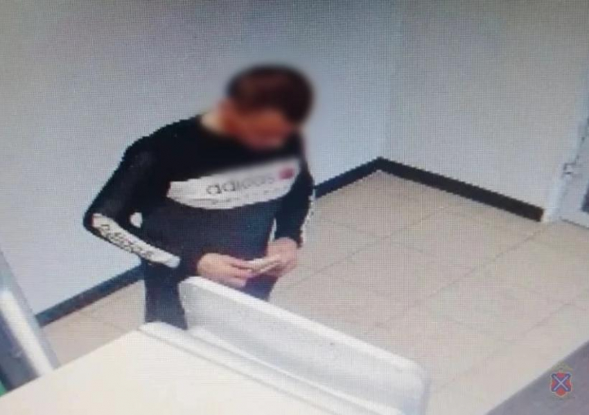 В Волгоградской области сводный брат украл у родственницы 160 тысяч рублей