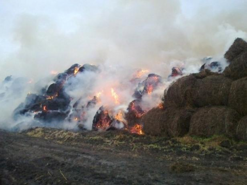 Под Волжским подожгли тридцать тонн сена