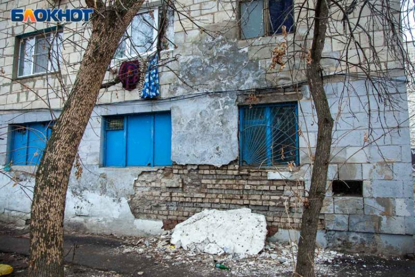 Кидались с ножом на прохожих: ночной дебош у общежития в Волжском попал на видео