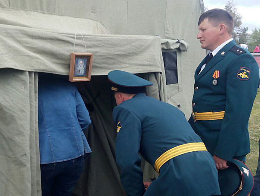 Полевую часовню на время празднования 9 Мая развернули у памятника героям войны в Волжском