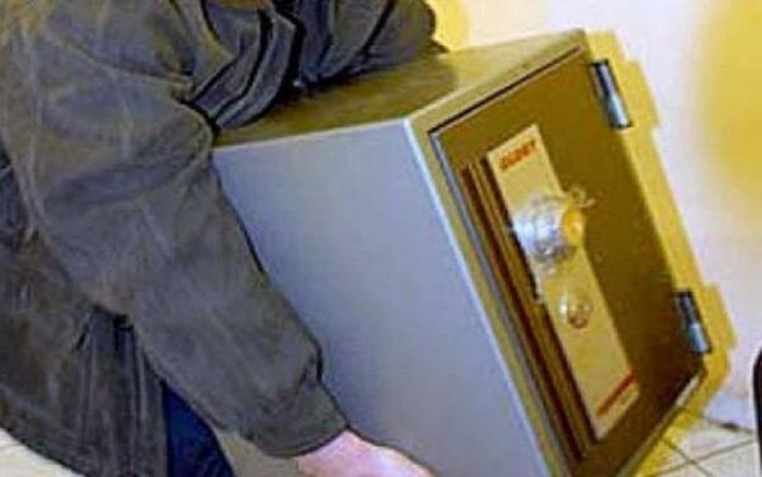 В Волгограде из офиса экспресс-займов вынесли металлический сейф