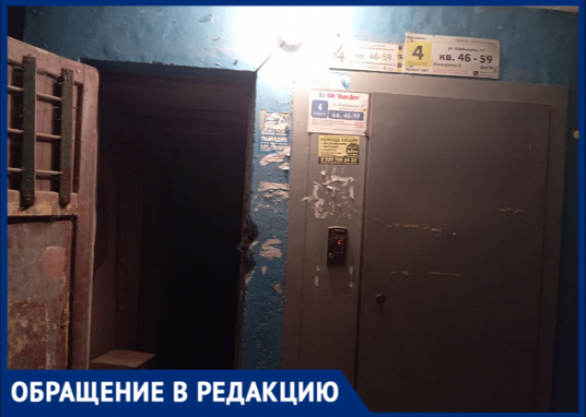 Подъезд превратился в Венецию: УК игнорирует потоп и жалобы волжан