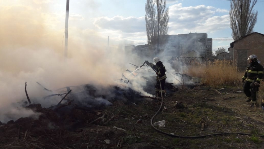 Масштабный пожар на площади 450 кв метров разбушевался под Волжским