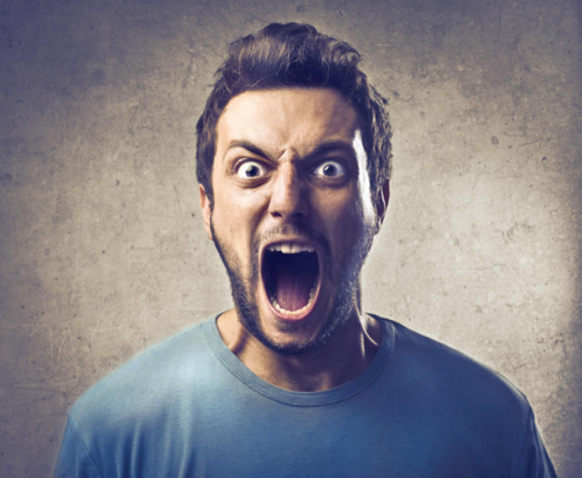 Волгоградец разбил чужой автомобиль мести ради