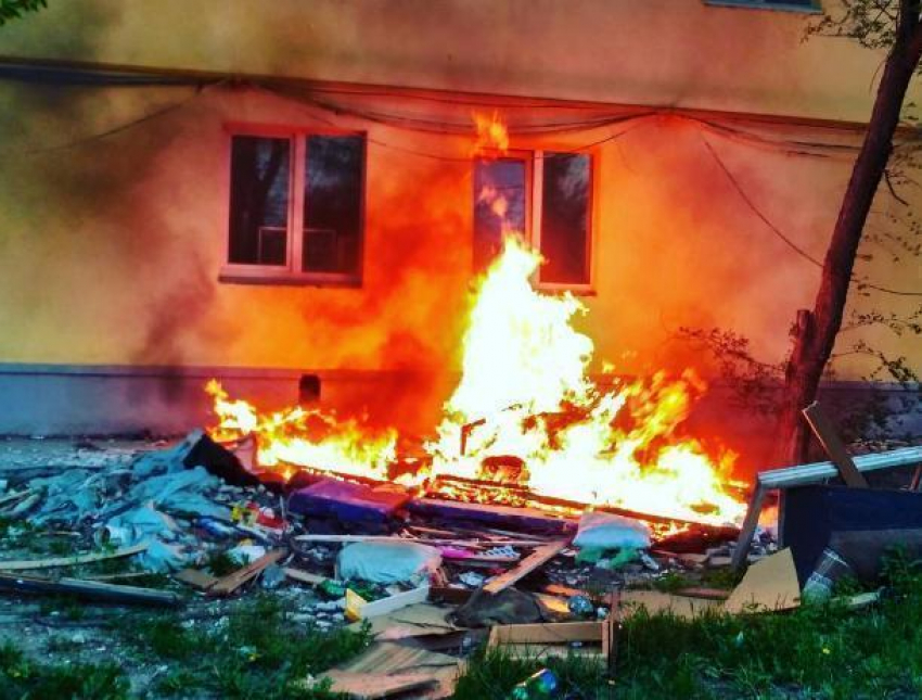 Курильщики устроили пожар во дворе многоэтажки в Волжском