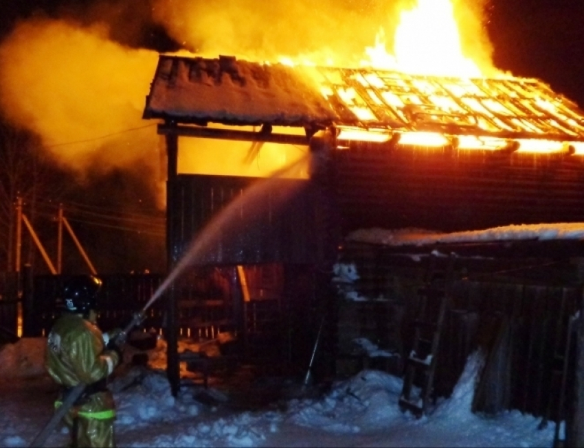 Деревянная баня горела в Среднеахтубинском районе 