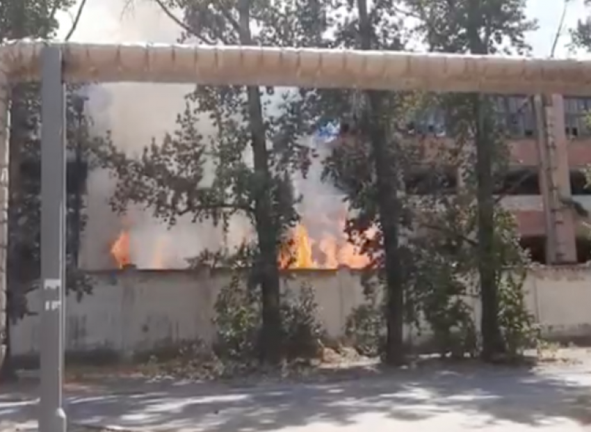 Теперь трава: огонь снова атаковал заброшенное здание завода ЭВТ