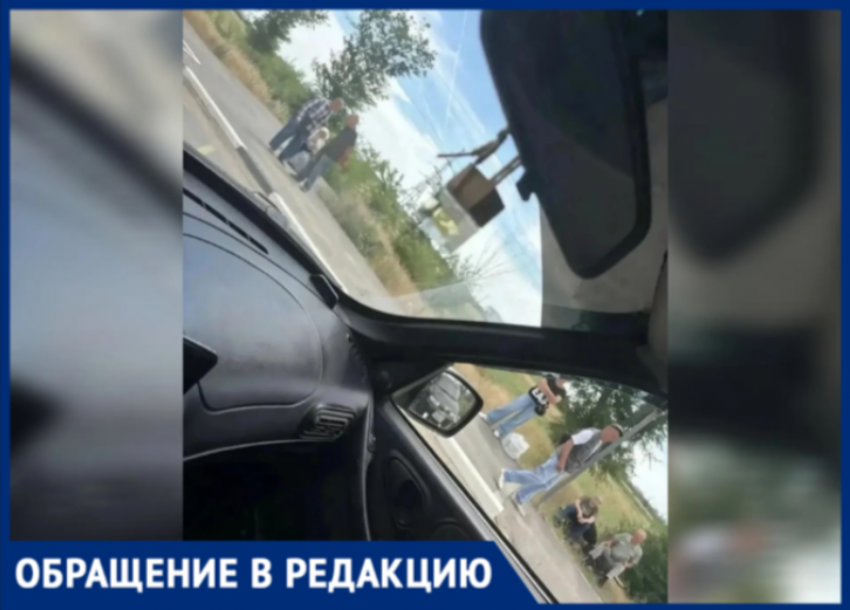 «Стоим под палящим солнцем и дождем»: волжане просят вернуть остановочные павильоны на улице Логинова