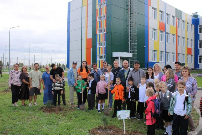 «Аллею первоклассников» заложили в школах Волжского