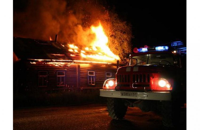 В Волжском спасатели вынесли из горящей квартиры 7-летнего мальчика