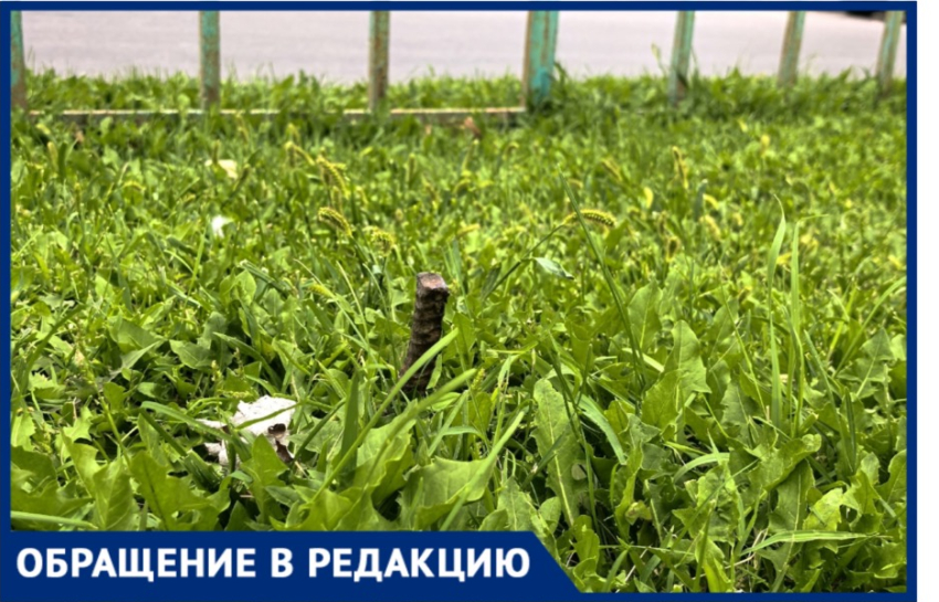 Опасный штырь у детской площадки: жительница Волжского бьёт тревогу