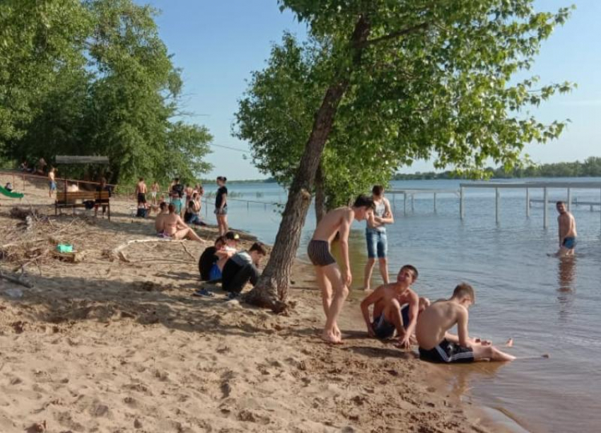 Волжане замечены за купанием на городском пляже