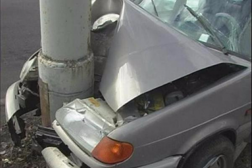 В Волжском молодой водитель погиб, врезавшись в бетонный столб 
