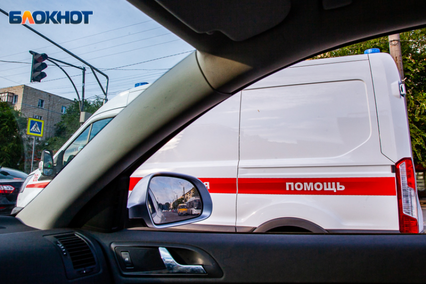 Автоледи на иномарке «улетела» в столб на дороге в Волжском