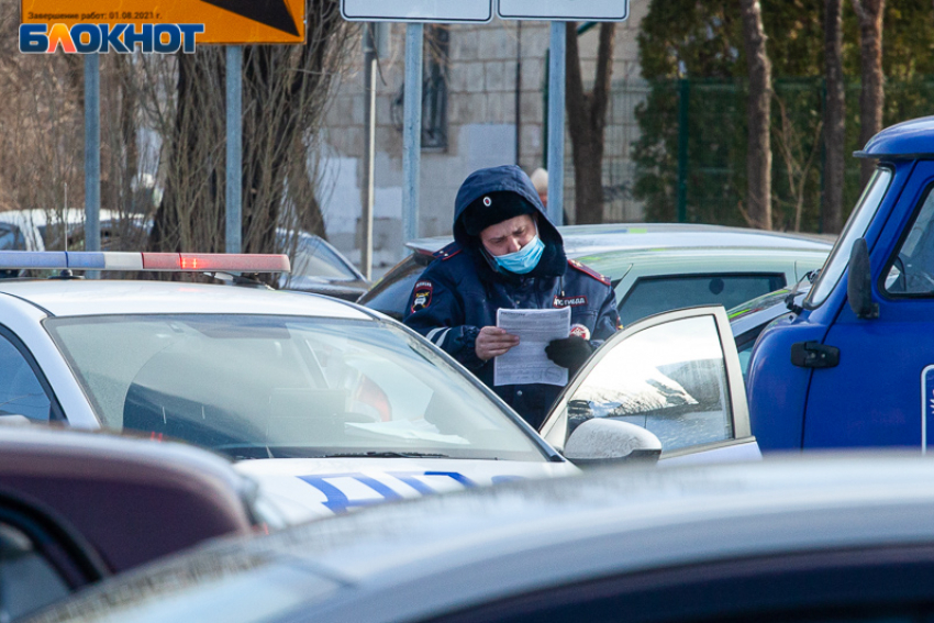 В Волжском поймали 19-летнего серийного воришку колпаков с машин