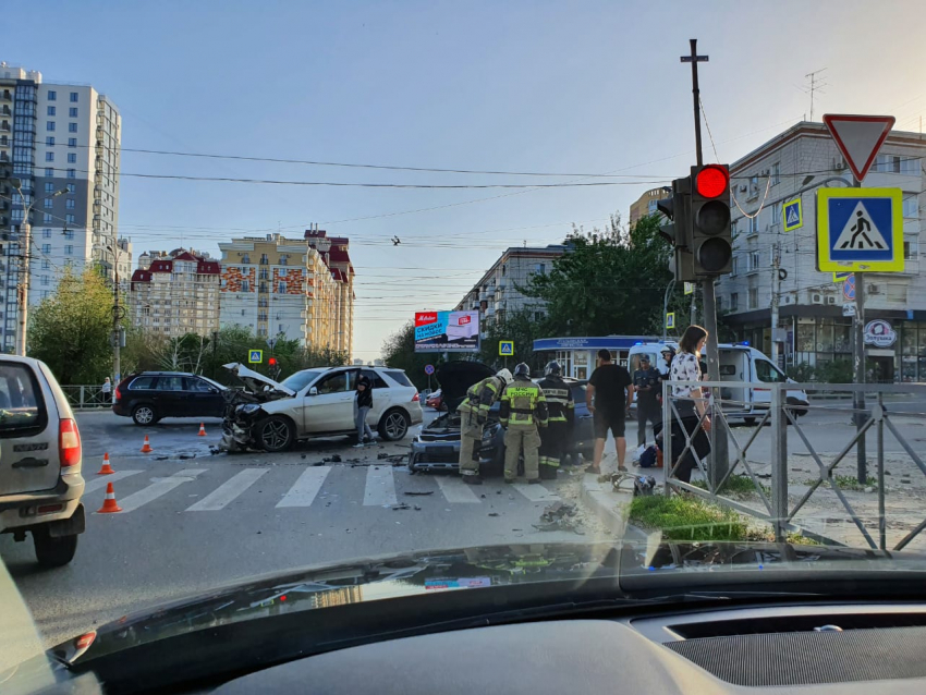 На видео попало серьезное ДТП с участием двух иномарок в Волгограде 