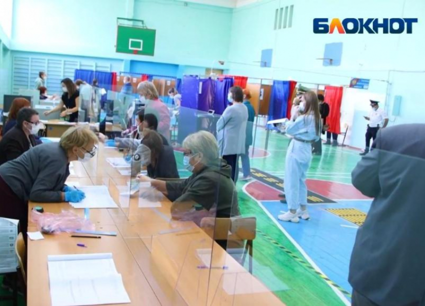 Волжане вставали в очередь для голосования: первый день выборов  в Госдуму