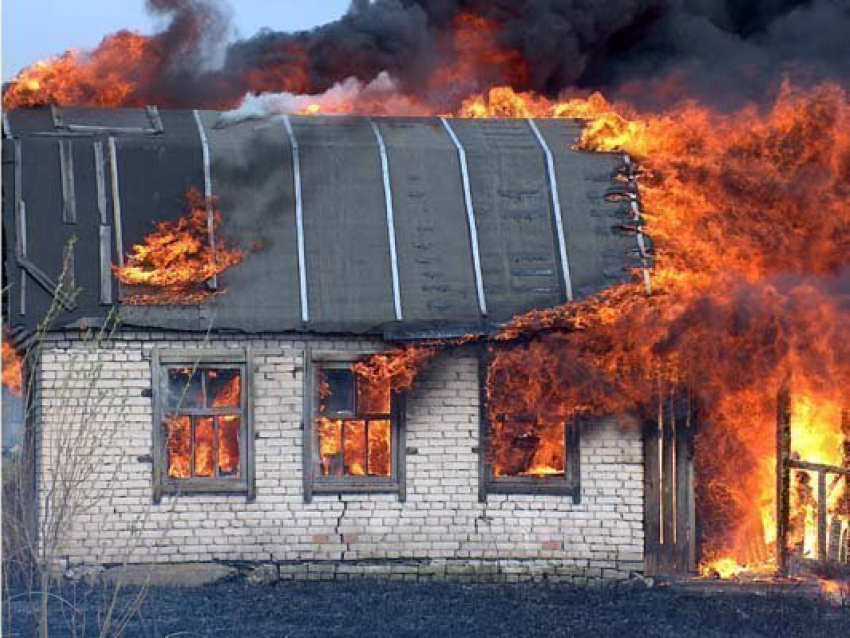 В Волжском при пожаре в дачном доме погиб неизвестный мужчина