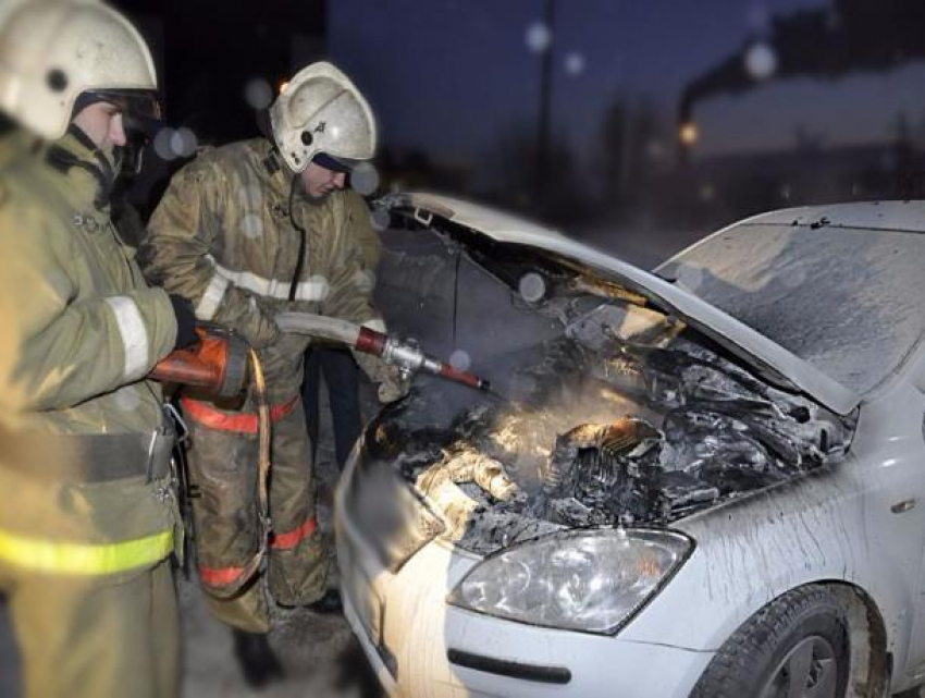 Иномарку пришлось тушить пожарным в Средней Ахтубе