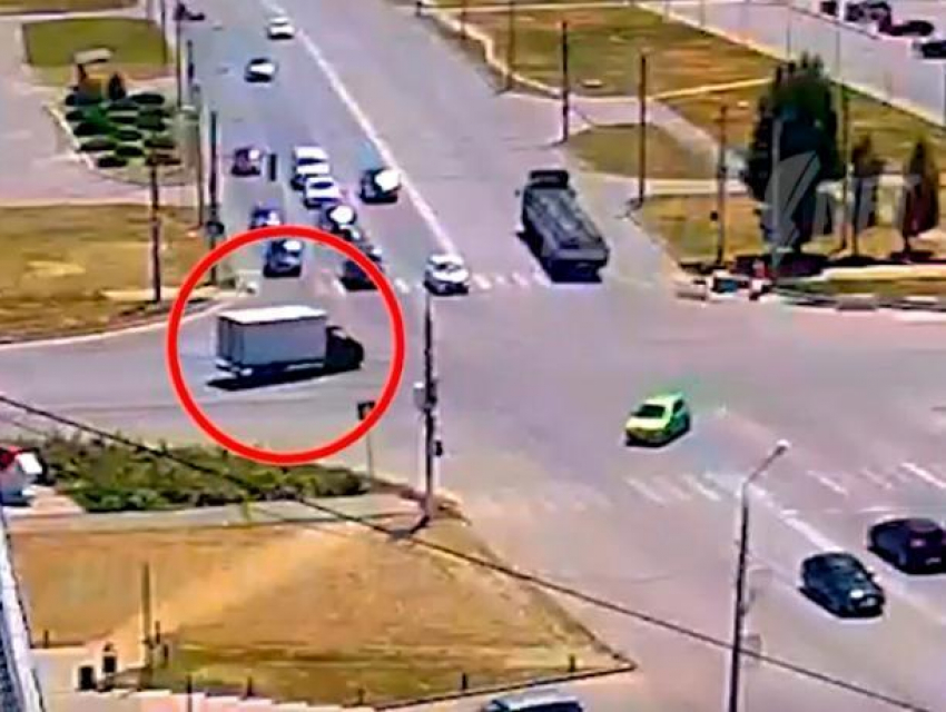 Легковушка врезалась в грузовик на перекрестке в Волжском