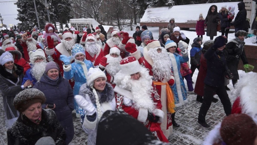 50 волгоградских Дедов Морозов прошагали от Набережной до  площади Павших Борцов