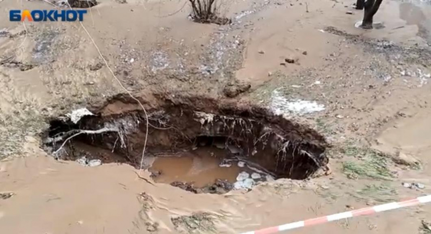 Видео с места прорыва трубы в Волжском: все что известно об аварии